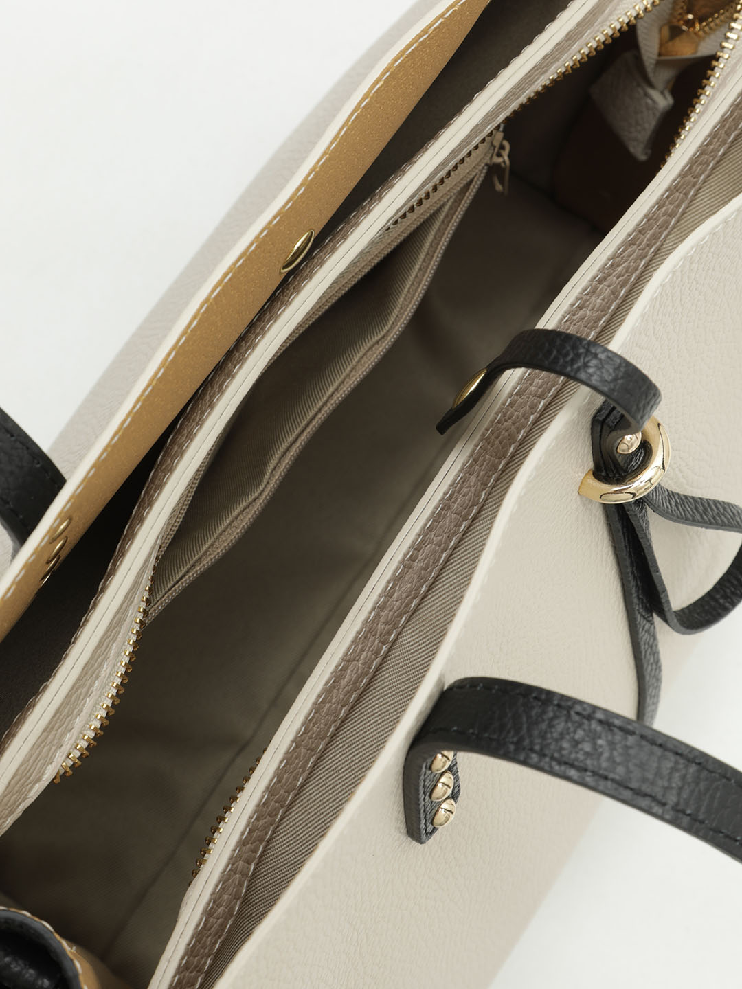 Классическая сумка с узкими ручками на клепках из полужесткой натуральной кожи бежевого цвета