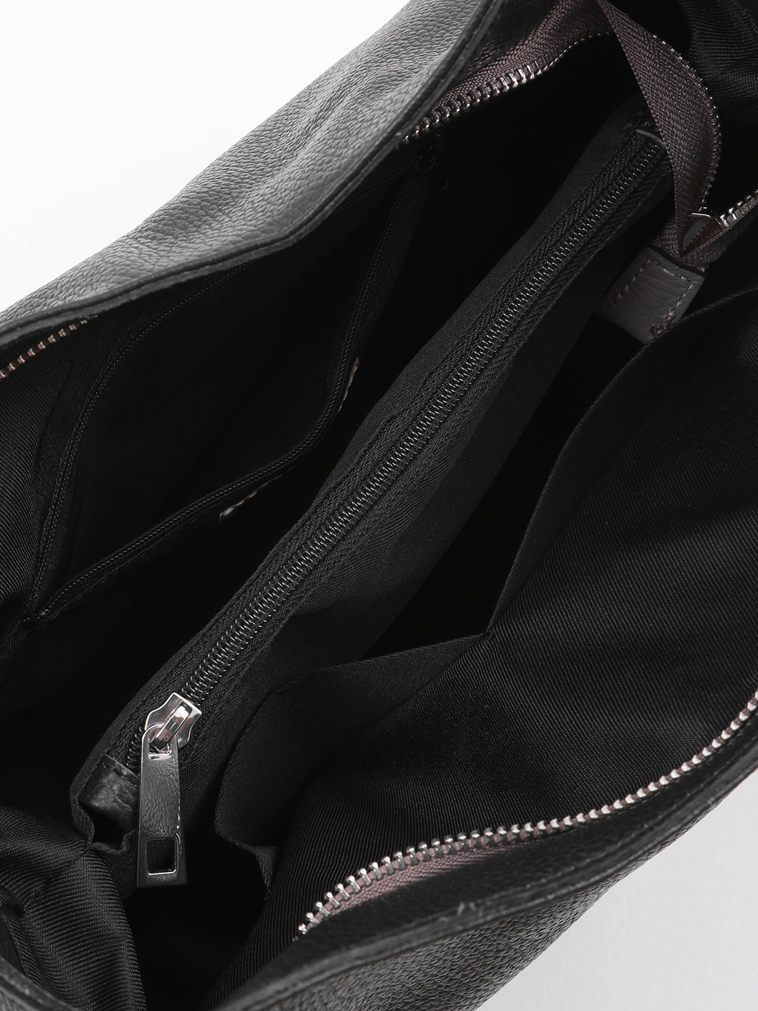 Сумка-шоппер чёрного цвета с круглой фирменной фурнитурой от FOLLE