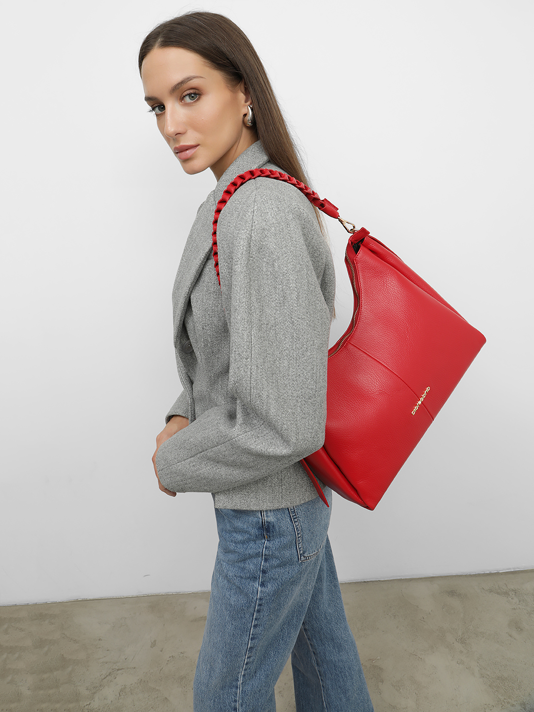 Хобо с плетёной ручкой от Di Gregorio в красном цвете