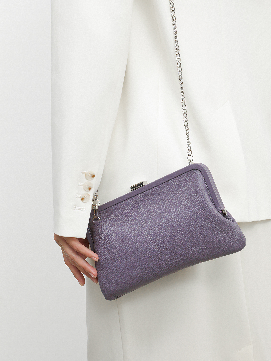 Небольшой клатч на рамочном замке с серебристой цепью от FOLLE в лиловом цвете