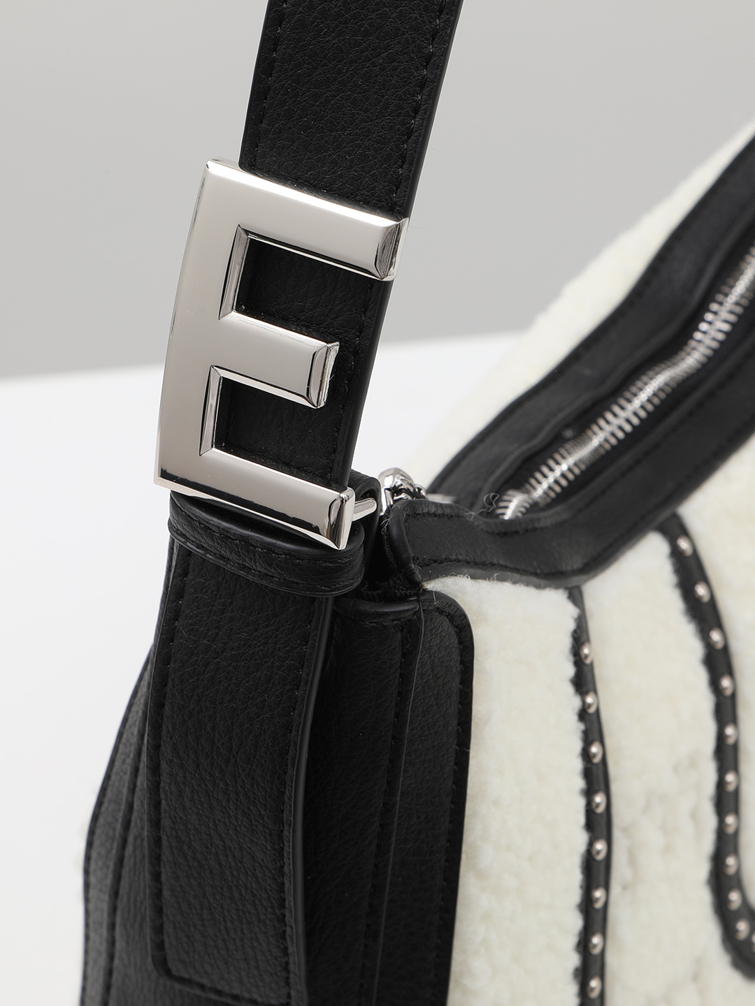 СУМКА-ХОБО В РАЗМЕРЕ "L" С НАДПИСЬЮ ИЗ МЕТАЛЛИЧЕСКИХ КЛЁПОК ОТ ERMANNO FIRENZE БЕЛОГО ЦВЕТА