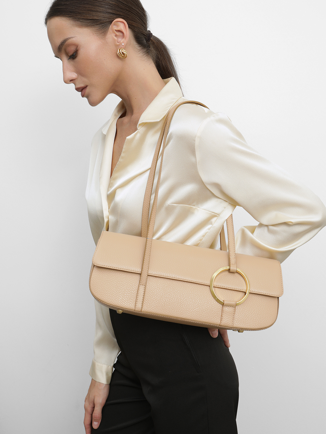 Багет из натуральной кожи в песочном цвете с лимитированной фурнитурой ARCADIA