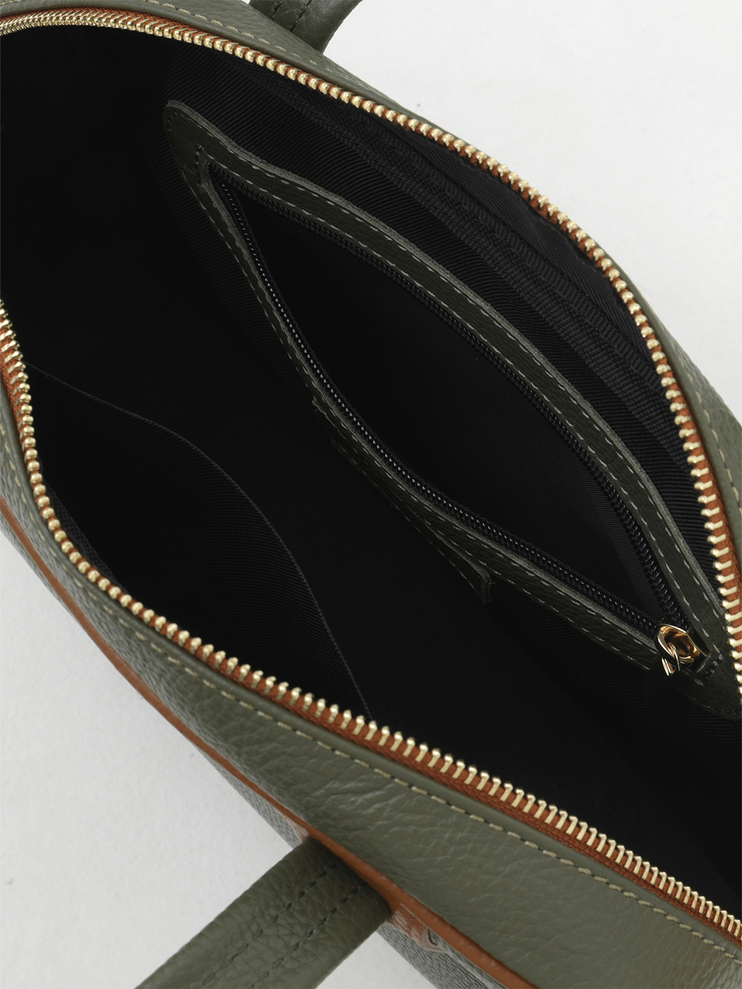 Сумка в размере М с золотистой фурнитурой от FOLLE оливкового цвета