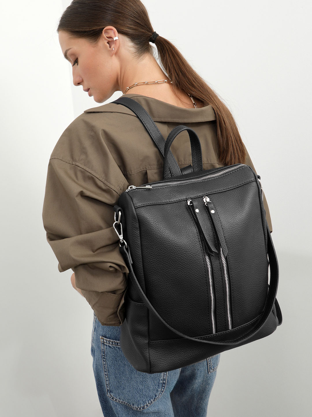 Рюкзак с двумя молниями и боковыми карманами прямоугольной формы от FOLLE в чёрном цвет