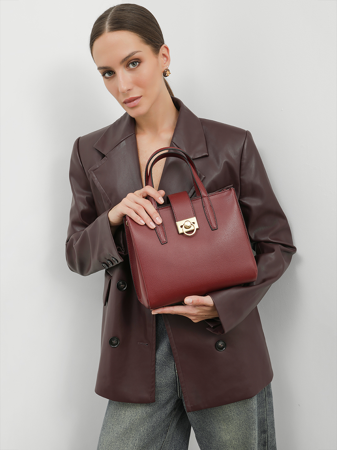 Сумка-тоут с золотистой фурнитурой в виде кольца от FOLLE из кожи бордового цвета