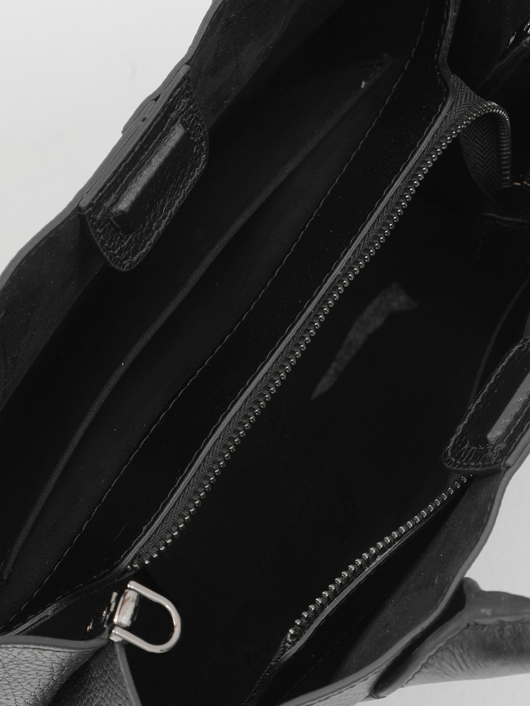 Сумка-тоут с именной гравировкой Vanessa Scani из кожи под крокодила чёрного цвета