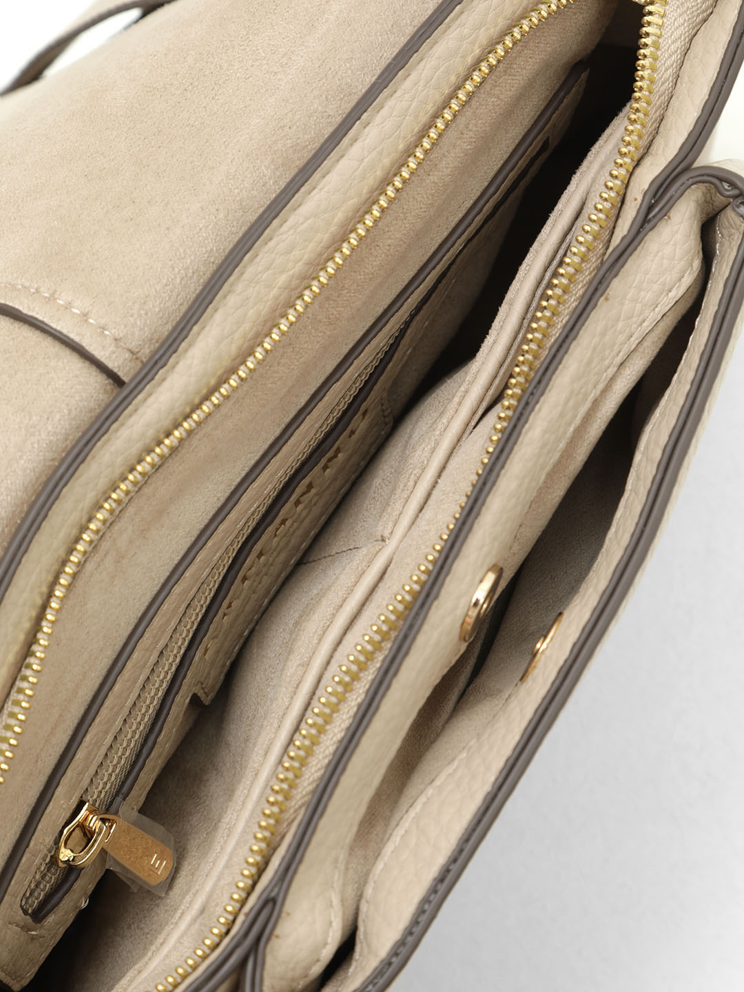 Сумка с клапаном песочного цвета от Ermanno Firenze с ручкой из переплетения кожаного жгута и залотой цепи