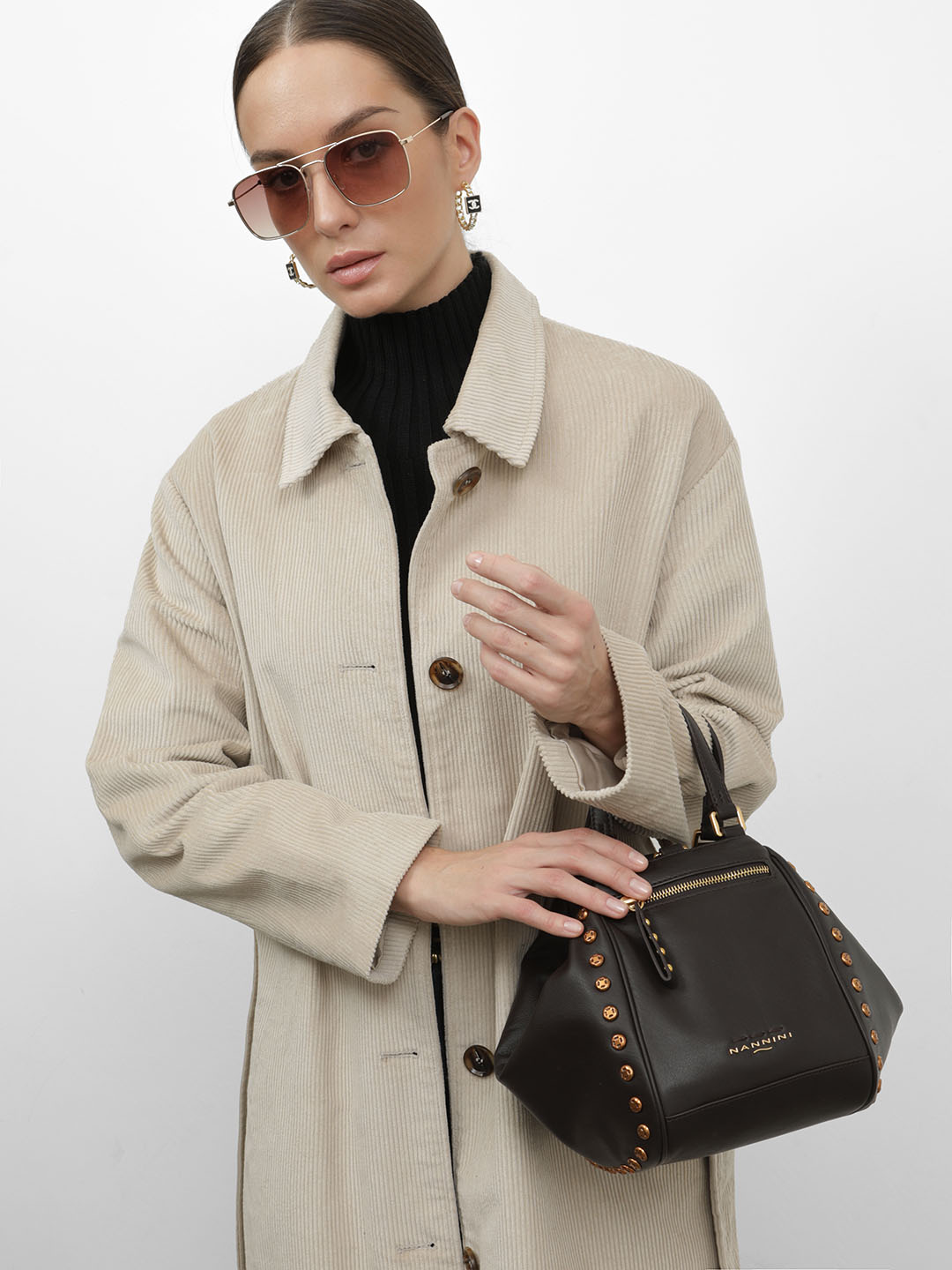 Сумка через плечо с двумя ручками и клепками в коричневом цвете