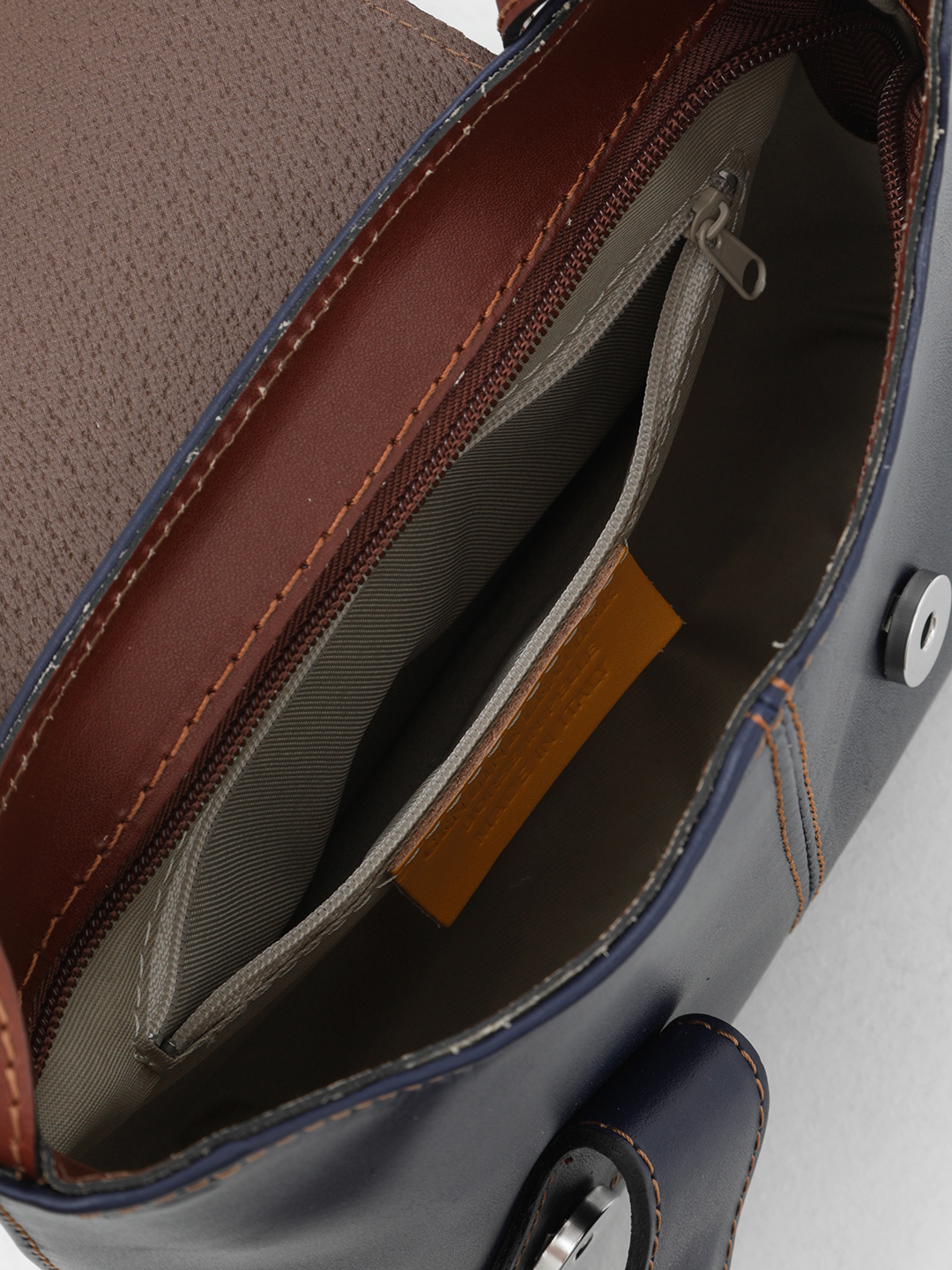 Кросс-боди с длинным плечевым ремнём от FOLLE из натуральной кожи vacchetta синего цвета