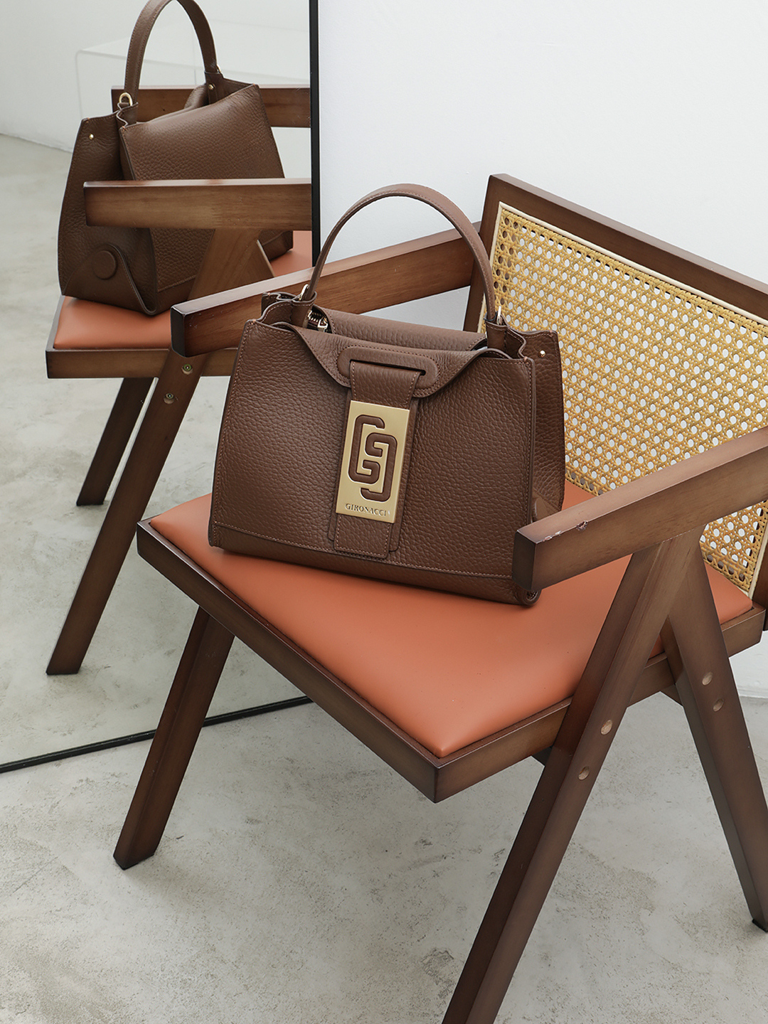 Однорукий тoут с металлической пряжкой с монограммой Gironacci коричневого цвета noce