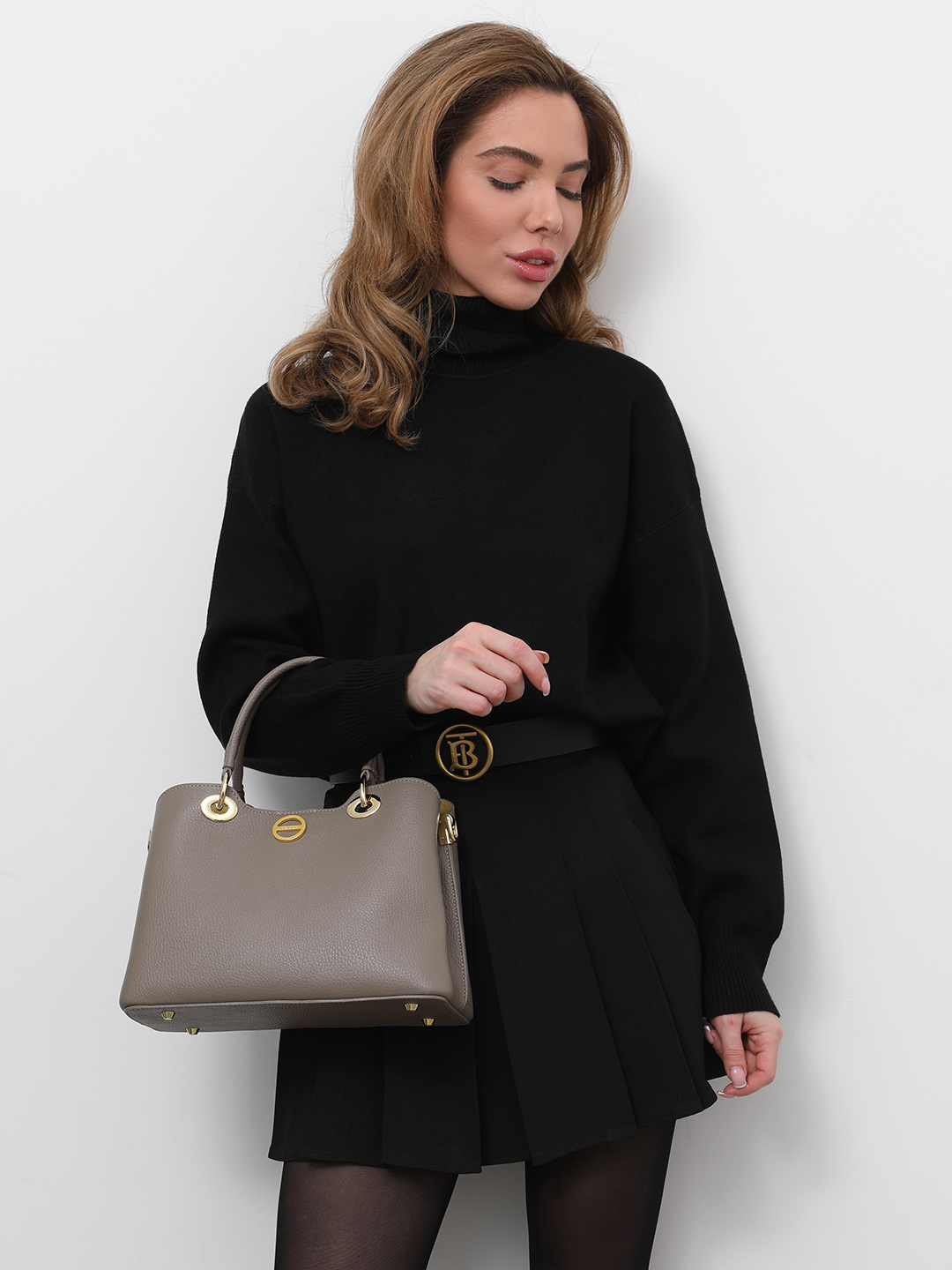 Базовый тоут из мелкозернистой кожи с круглой фурнитурой FOLLE в цвете тауп