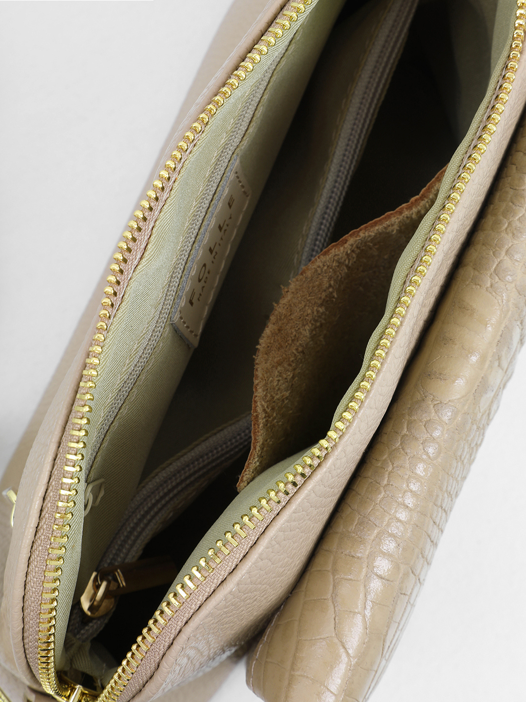 Кросс-боди с тиснением под крокодила на внешнем кармане от FOLLE оттенка капучино