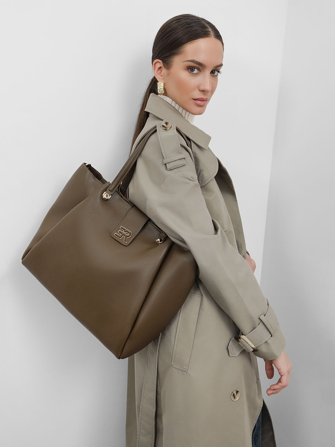 Классическая сумка от Ermanno Firenze из качественной экокожи в цвете тауп 