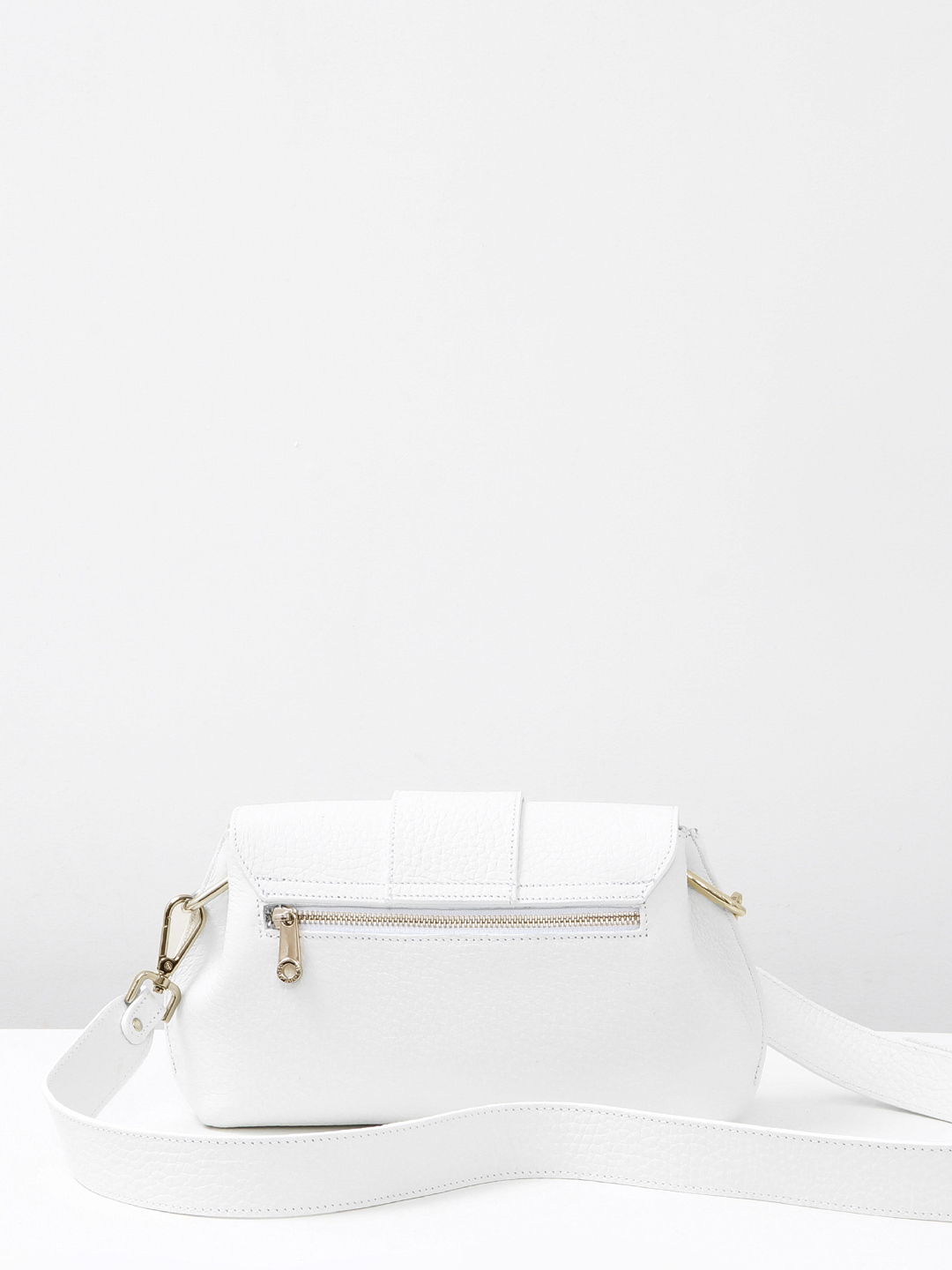 Кросс-боди на плечо с клапаном в виде ремня от Di Gregorio в белом цвете