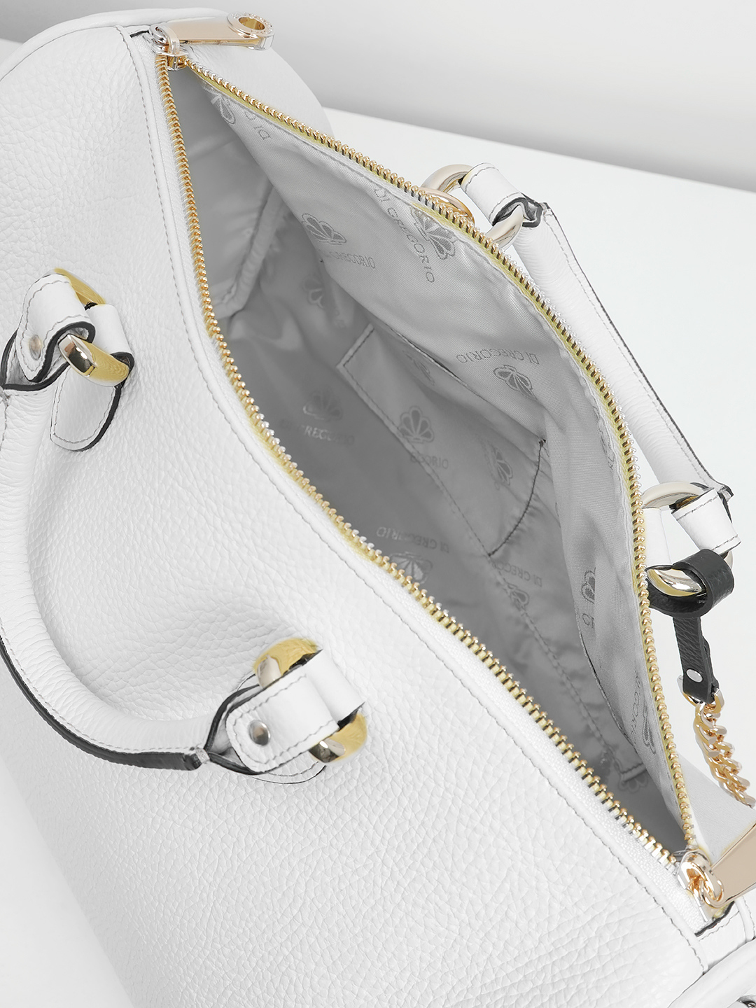 Сумка-боулер с цепью и брелком с твилли от Di Gregorio в размере L белого цвета