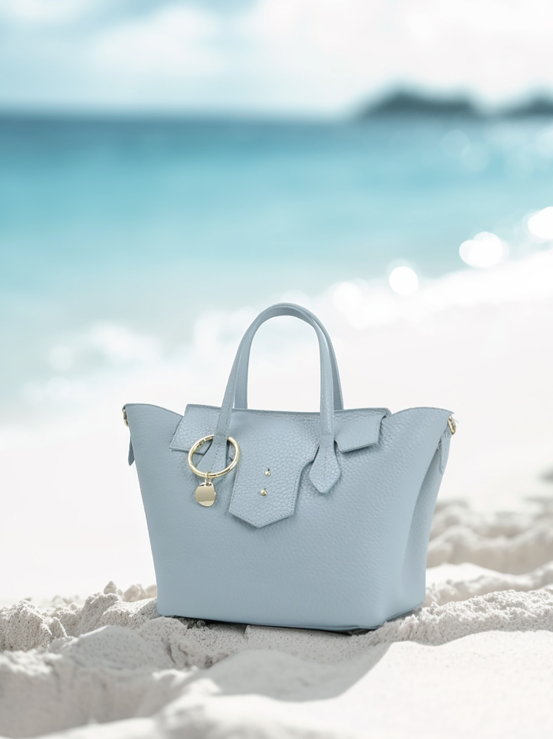 Синяя сумка-трапеция AELITA с круглым брелоком и тиснёным логотипом KELLEN