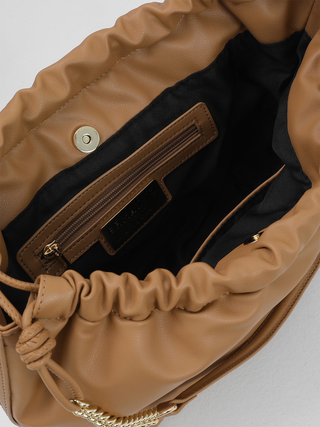 Сумка-мешок с объёмной монограммой ERMANNO FIRENZE в оттенке кэмел