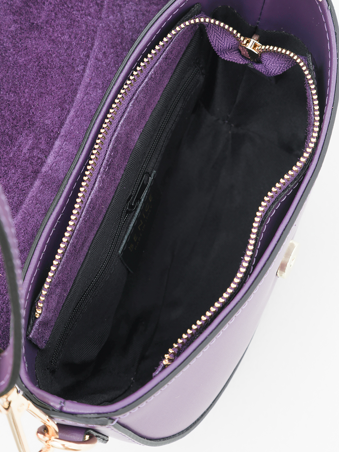 Небольшой боулер SOFIA с клапаном от BE NICE из натуральной кожи лилового цвета