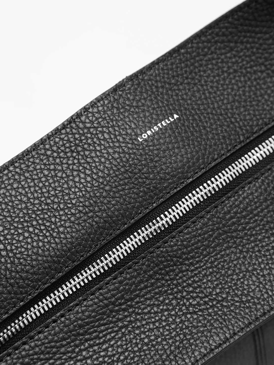 Сумка-хобо квадратной формы от Loristella из натуральной зернистой кожи черного цвета