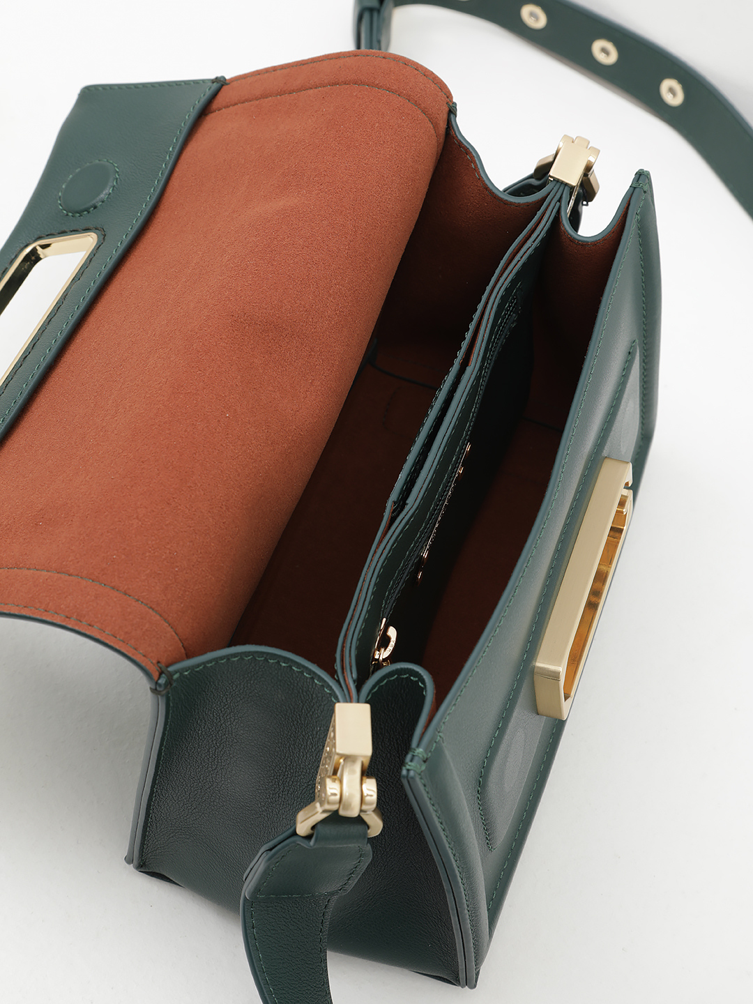 Прямоугольная кросс-боди от Gironacci с регулирующимся ремнём на круглых клёпках в зелёном цвете