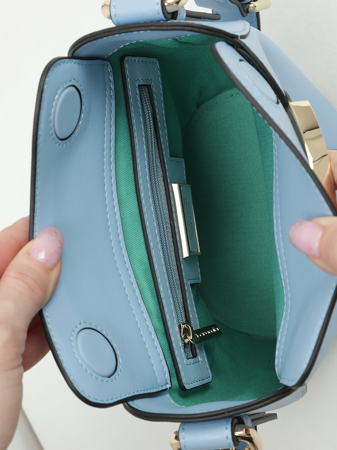 Миниатюрная сумка-ведро в форме тюльпана от Cromia из натуральной голубой кожи