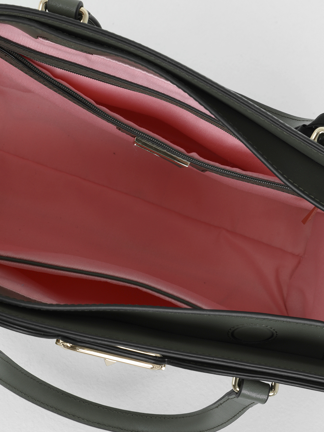 Классическая деловая сумка с фирменным замком от бренда CROMIA в гладкой коже шалфейного цвета