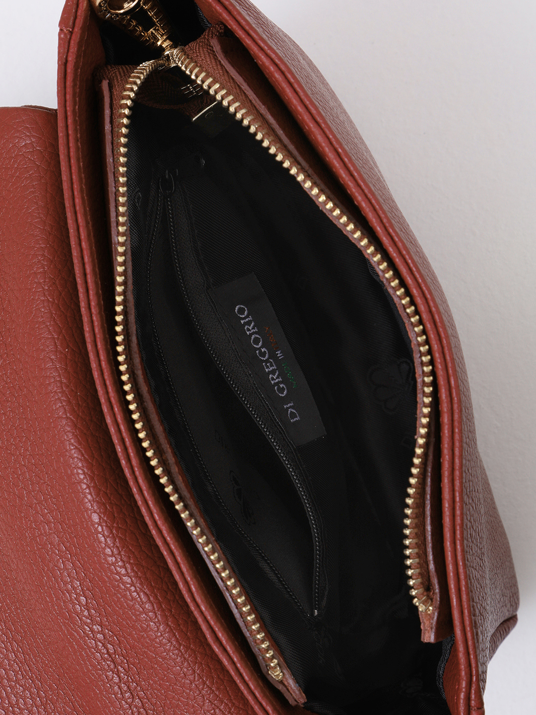 Сумка через плечо с двумя зеркальными буквами от Di Gregorio в красном цвете