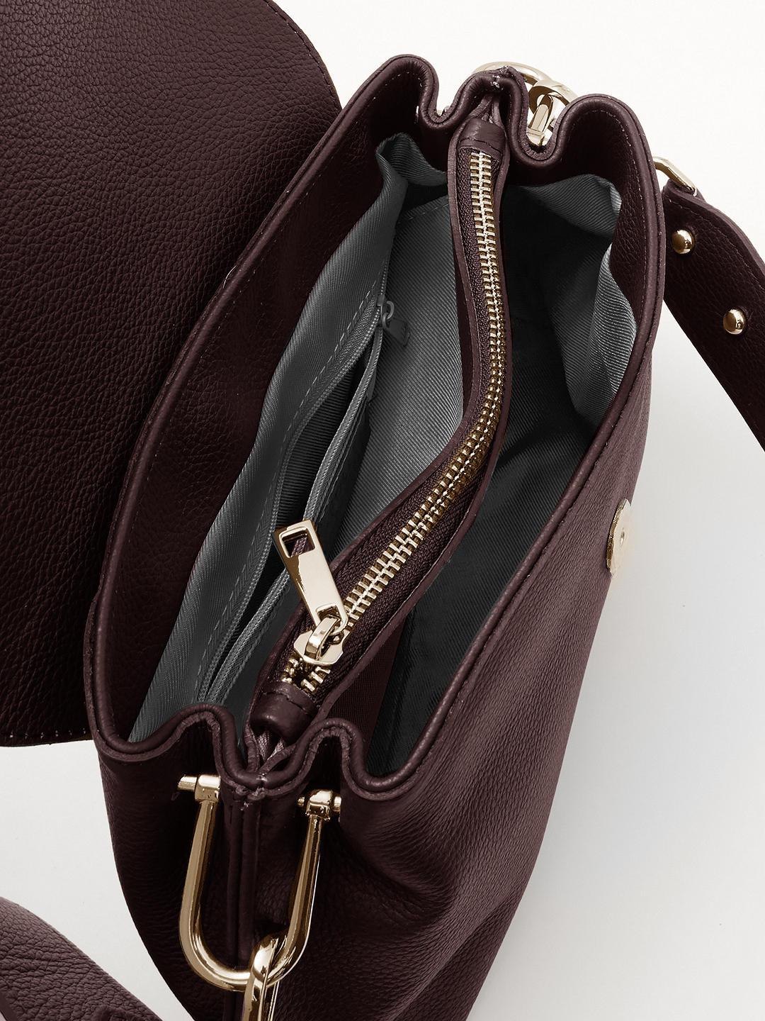 Сумка кросс-боди с фурнитурой в виде пряжки ремня от FOLLE в бордовом цвете