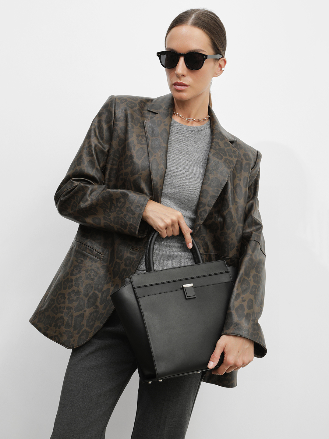 Тоут от бренда CROMIA в гладкой коже чёрного цвета