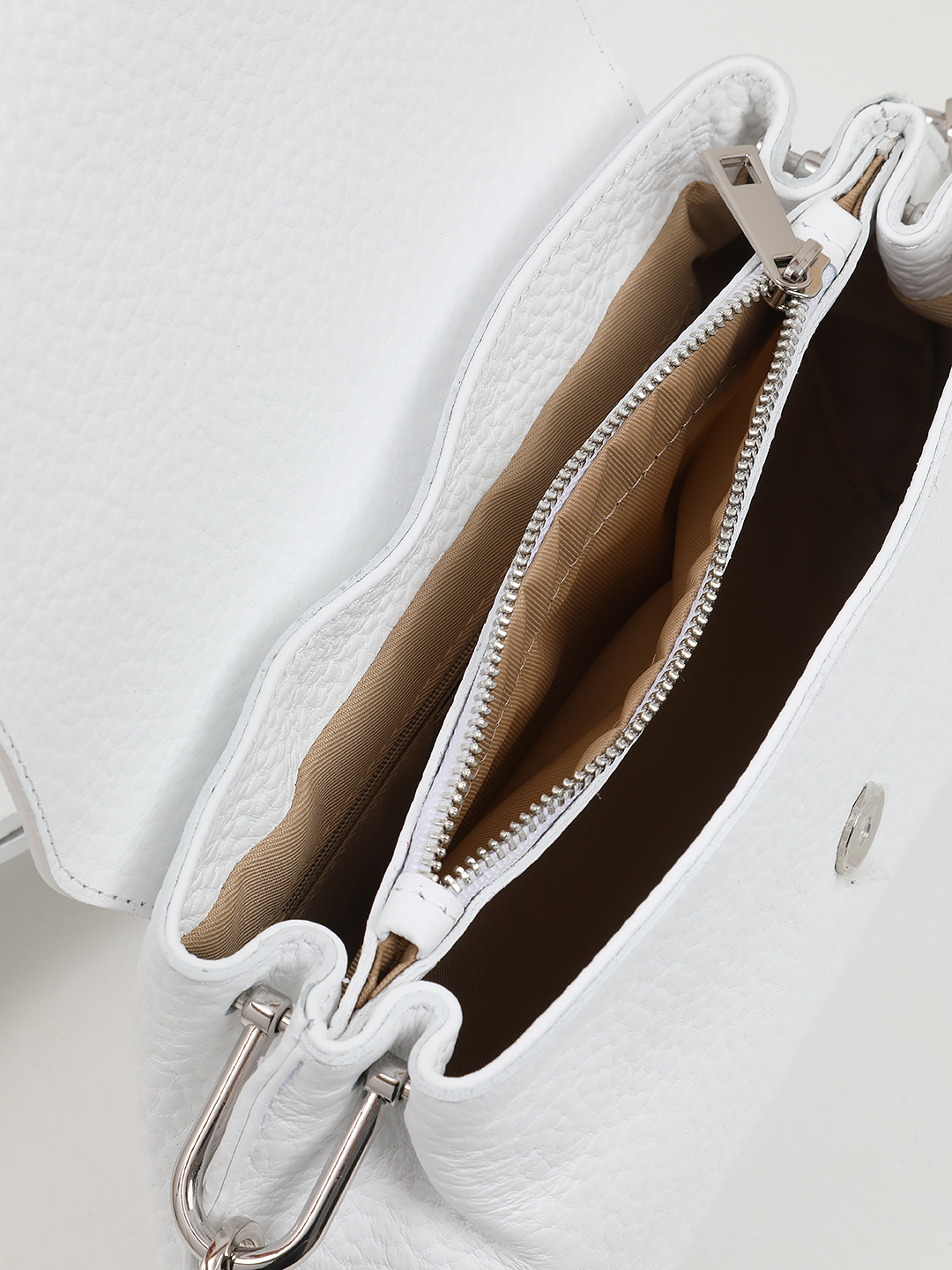 Кросс-боди на плечо с клапаном в виде ремня от FOLLE из натуральной кожи белого цвета