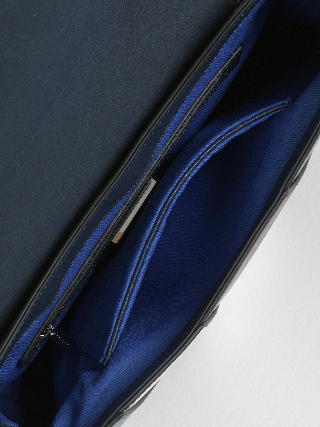 Синяя сумка багет от бренда CROMIA в гладкой коже в стиле колор блок