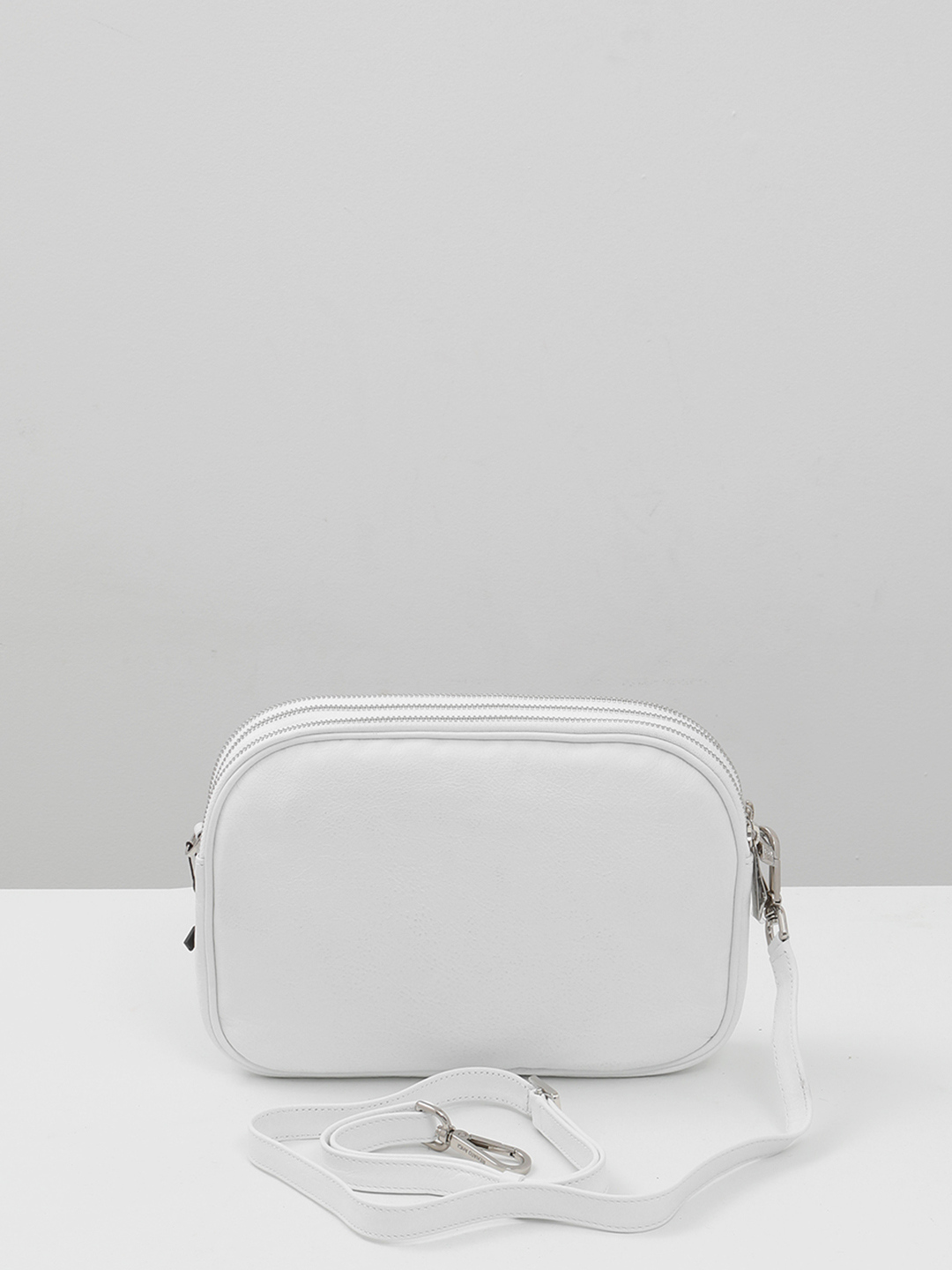 Белая кросс-боди с тремя отделениями и логотипом Renato Angi