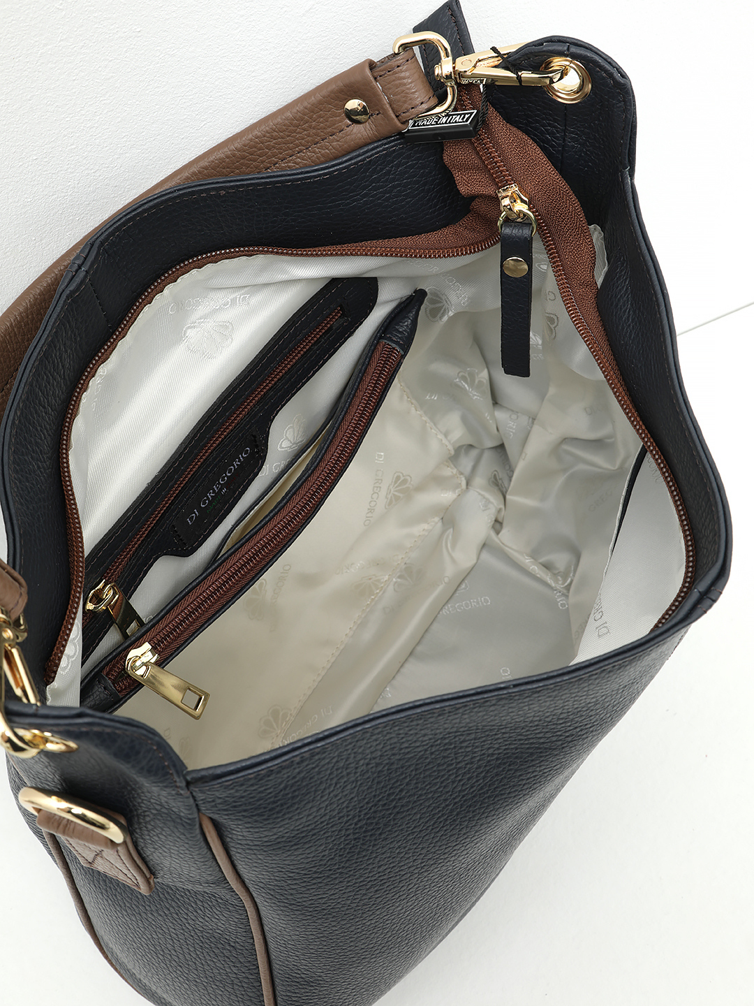 Сумка-мешок в размере М от Di Gregorio в синем цвете с коричневыми вставками