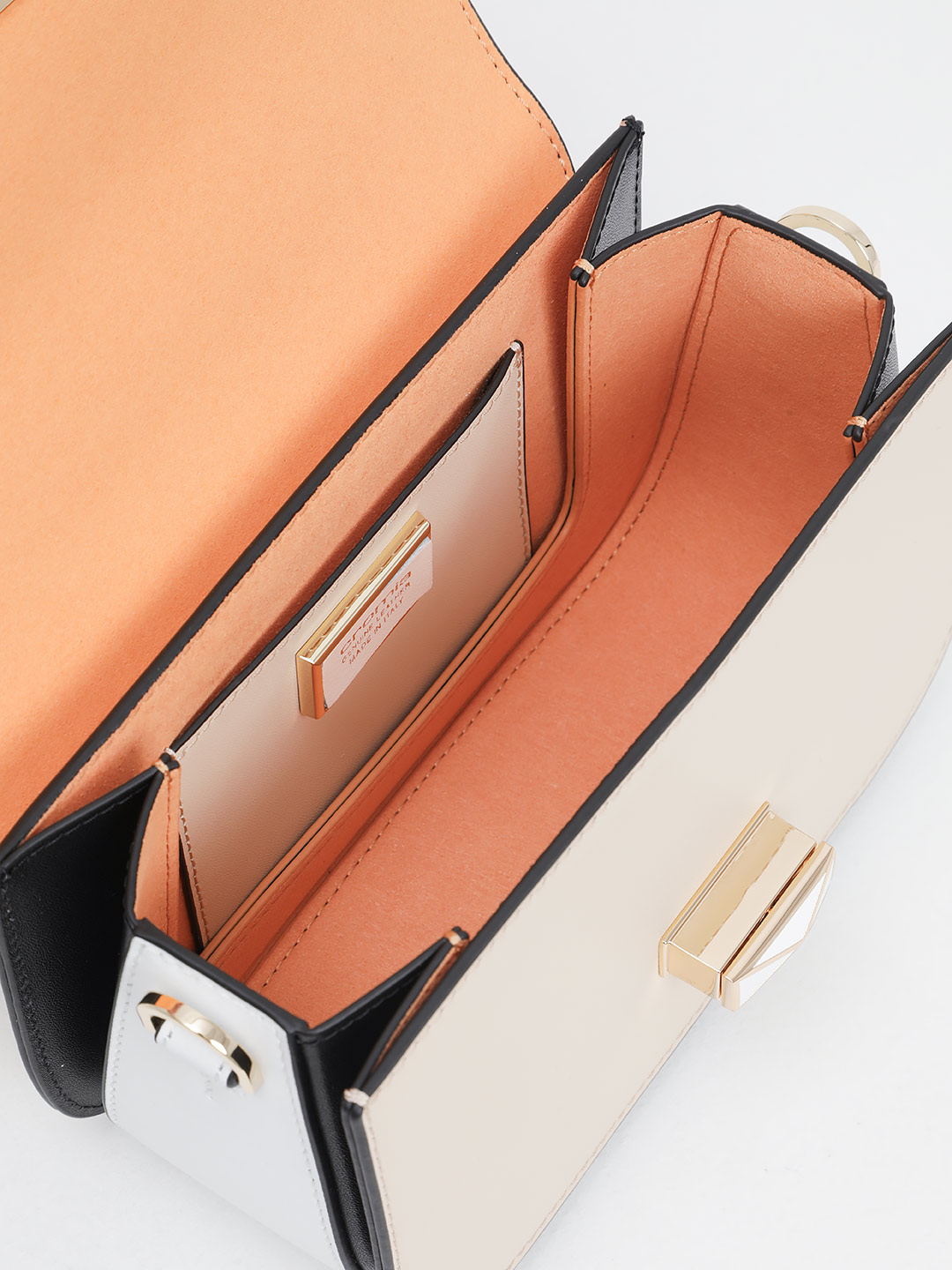 Маленькая сумка с поворотным замком на фирменной пряжке от Cromia из бежевой и белой кожи