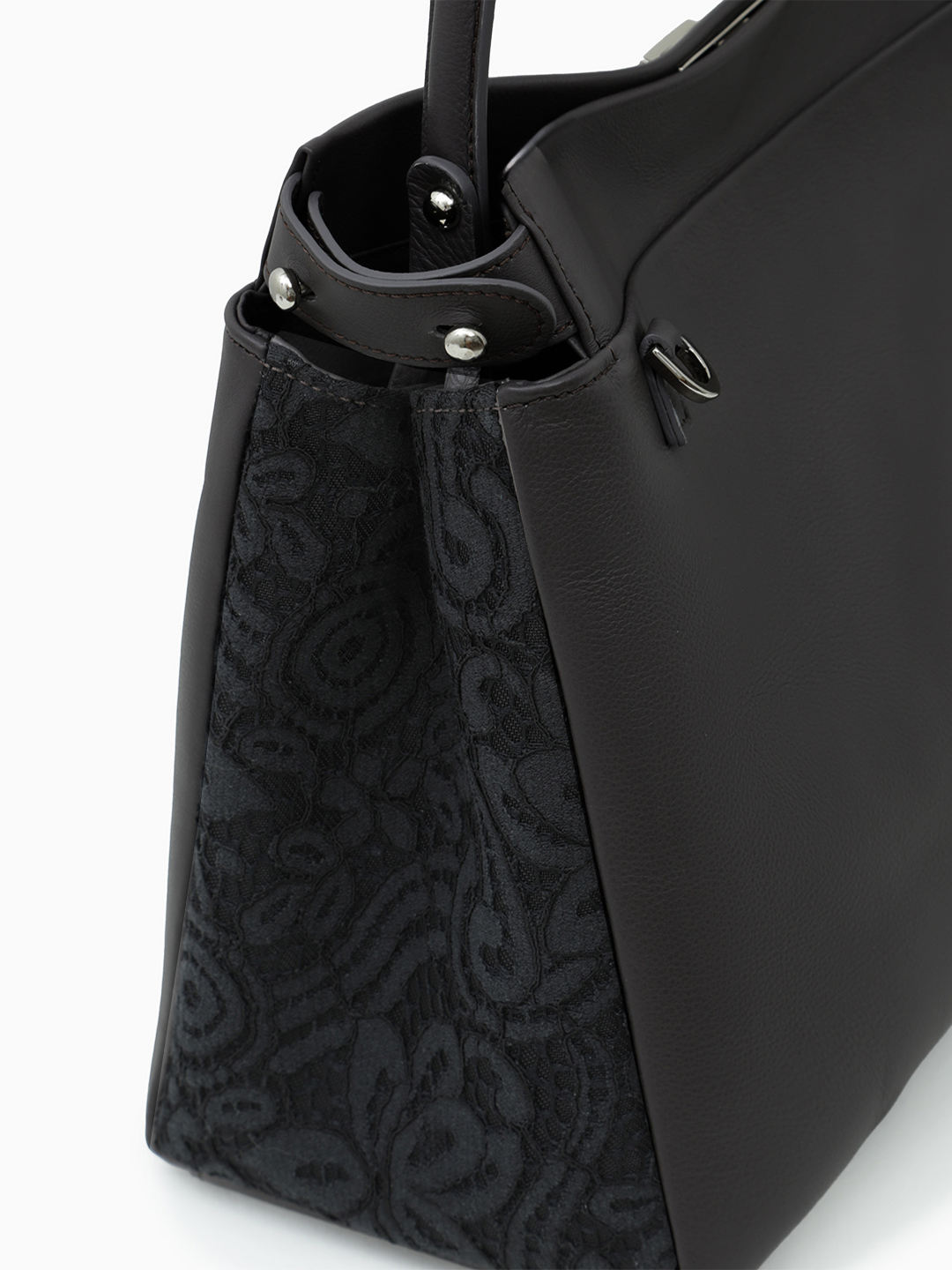 Сэтчел чёрного цвета с кружевной боковой отделкой и длинным ремнём от Renato Angi