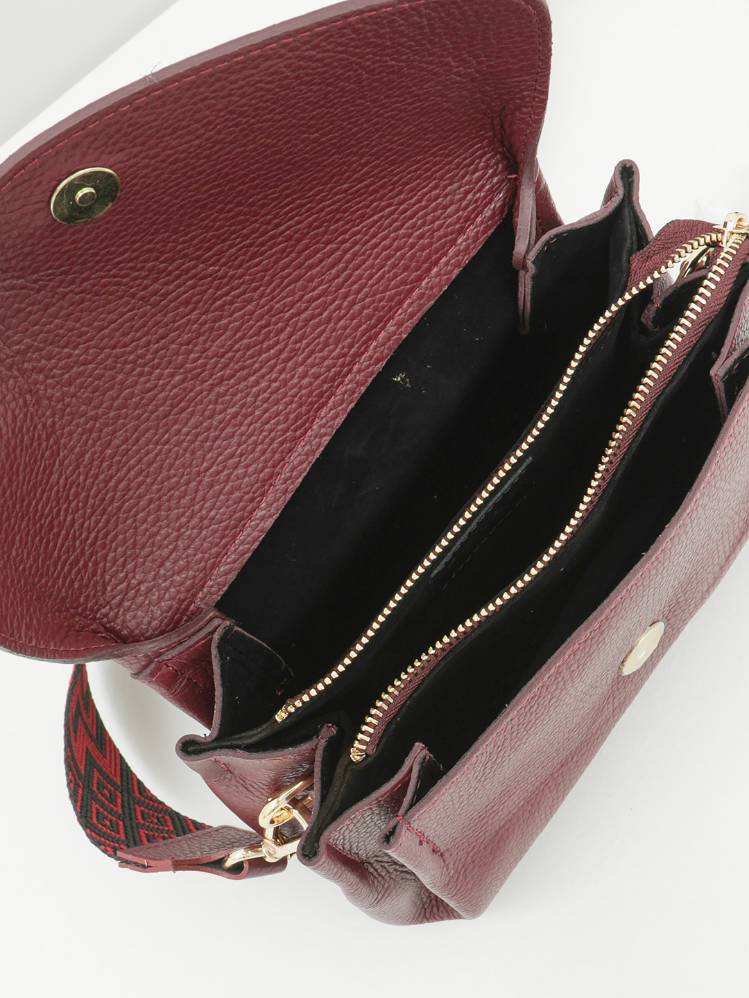 Кросс-боди с треугольным клапаном и текстильным этно ремнём от FOLLE в бордовом цвете