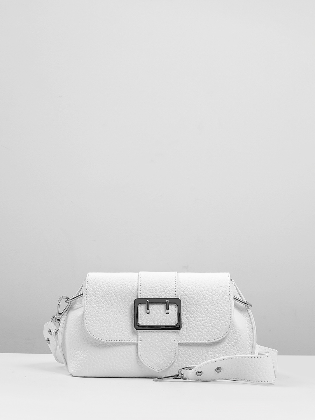 Кросс-боди на плечо с клапаном в виде ремня от FOLLE из натуральной кожи белого цвета