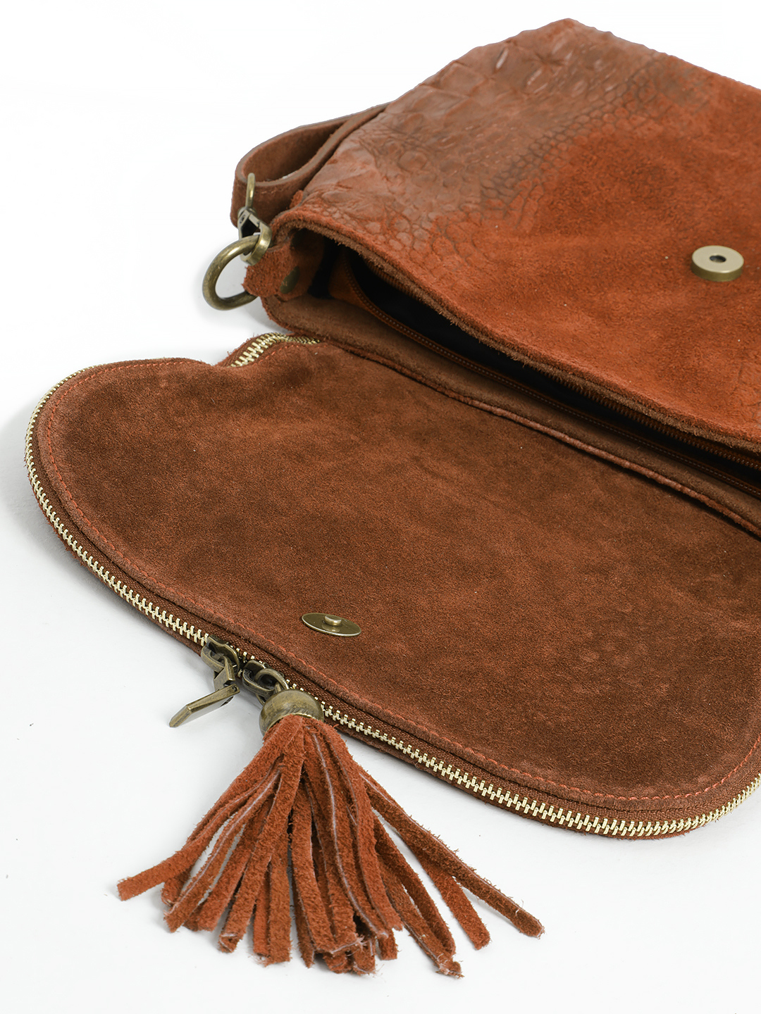 Замшевая кросс-боди с объёмным тиснением и фурнитурой под старину от FOLLE в рыжем цвете