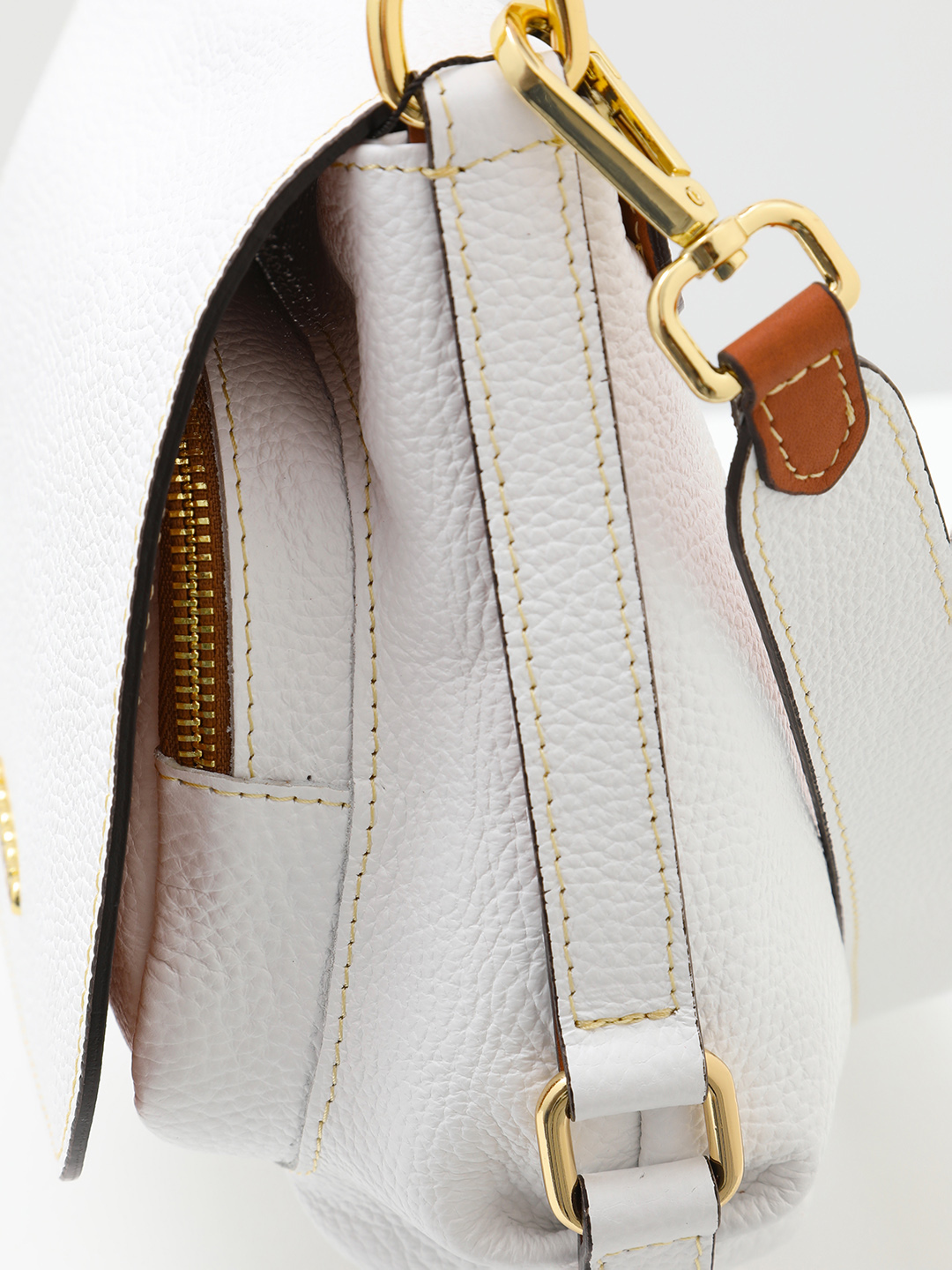 Полукруглая кросс-боди с длинным ремнем от Di Gregorio в белом цвете с рыжей отделкой