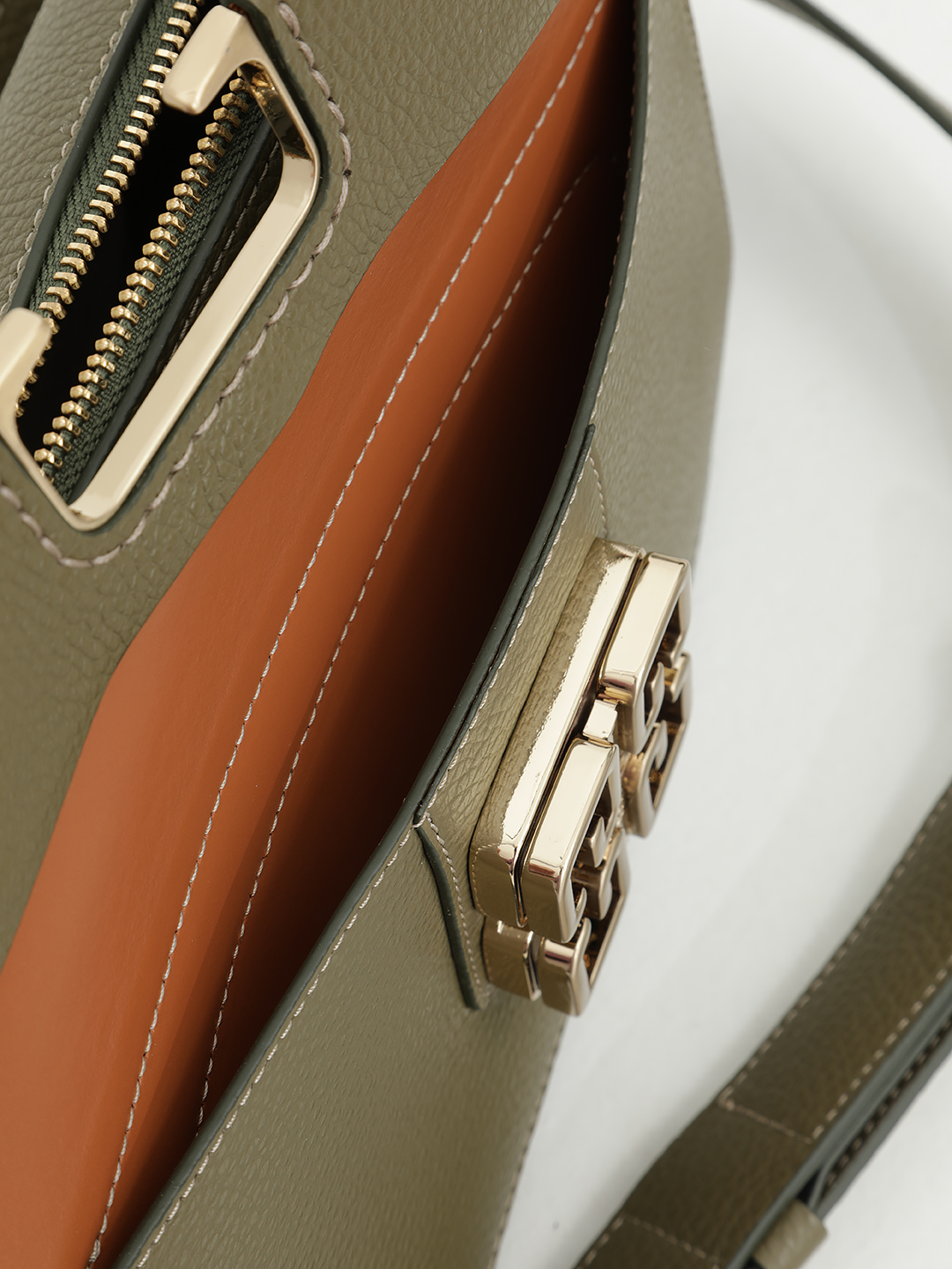 Кросс-боди с монограммой из золотистого металла от Gironacci в оливковом оттенке