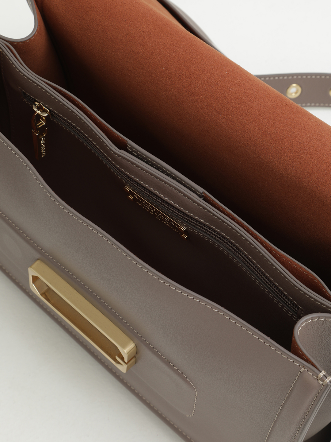 Прямоугольная кросс-боди от Gironacci с регулирующимся ремнём на круглых клёпках в цвете тауп