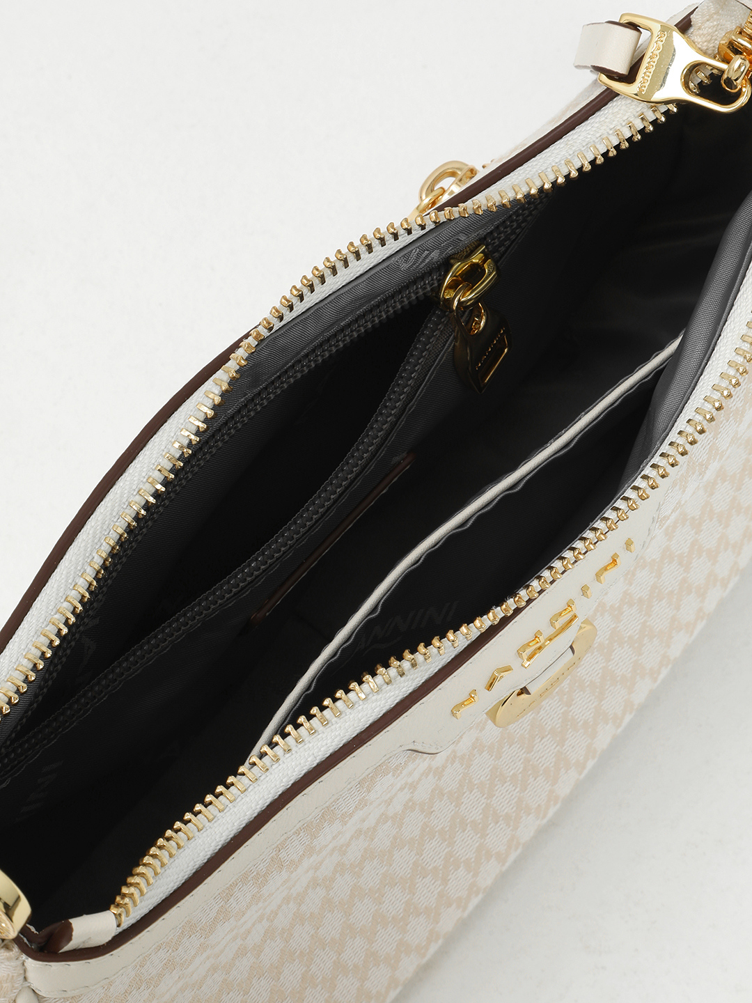 Сумка-багет с золотистыми вставками от NANNINI в белом цвете off-white