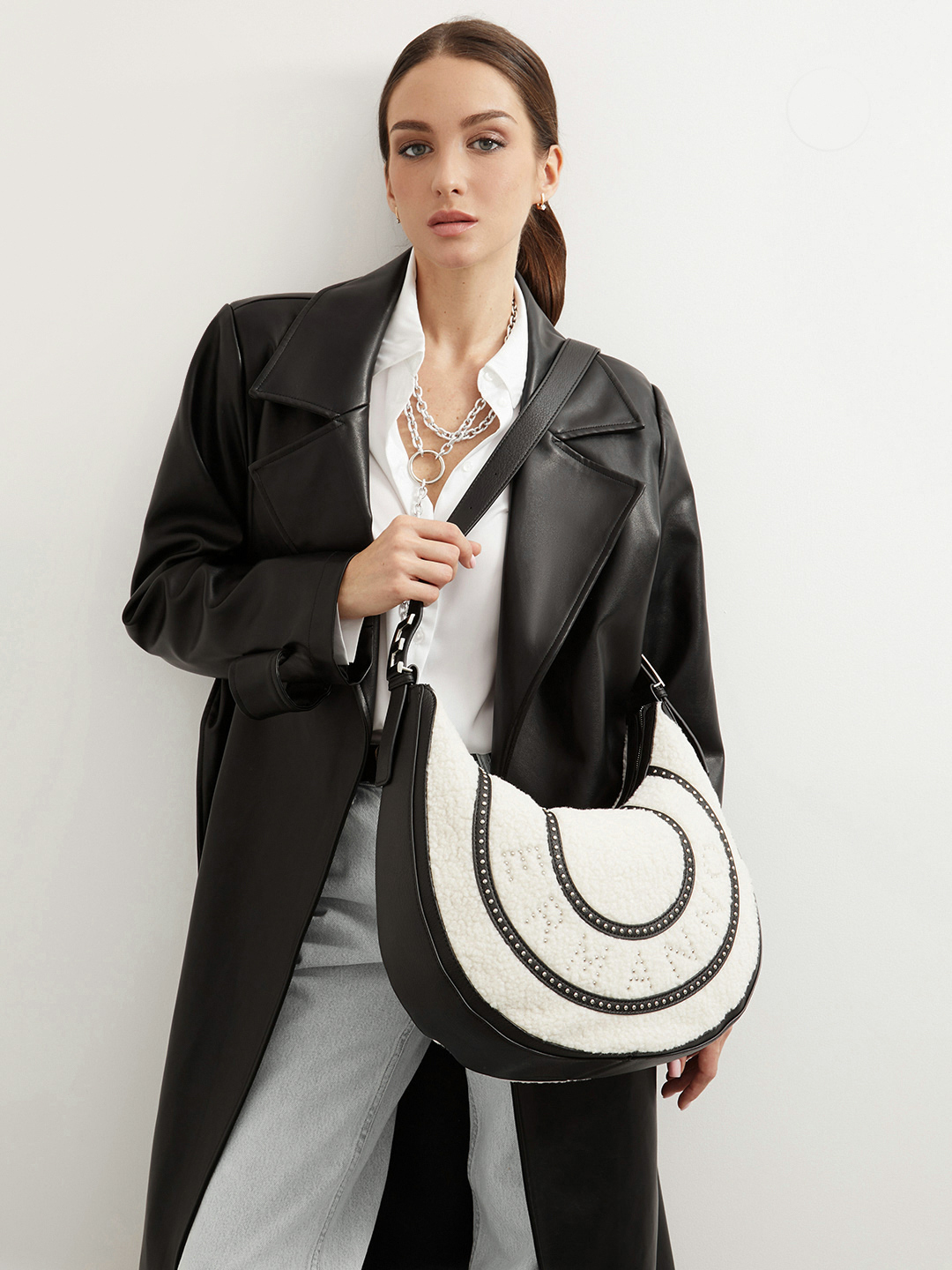 СУМКА-ХОБО В РАЗМЕРЕ "L" С НАДПИСЬЮ ИЗ МЕТАЛЛИЧЕСКИХ КЛЁПОК ОТ ERMANNO FIRENZE БЕЛОГО ЦВЕТА