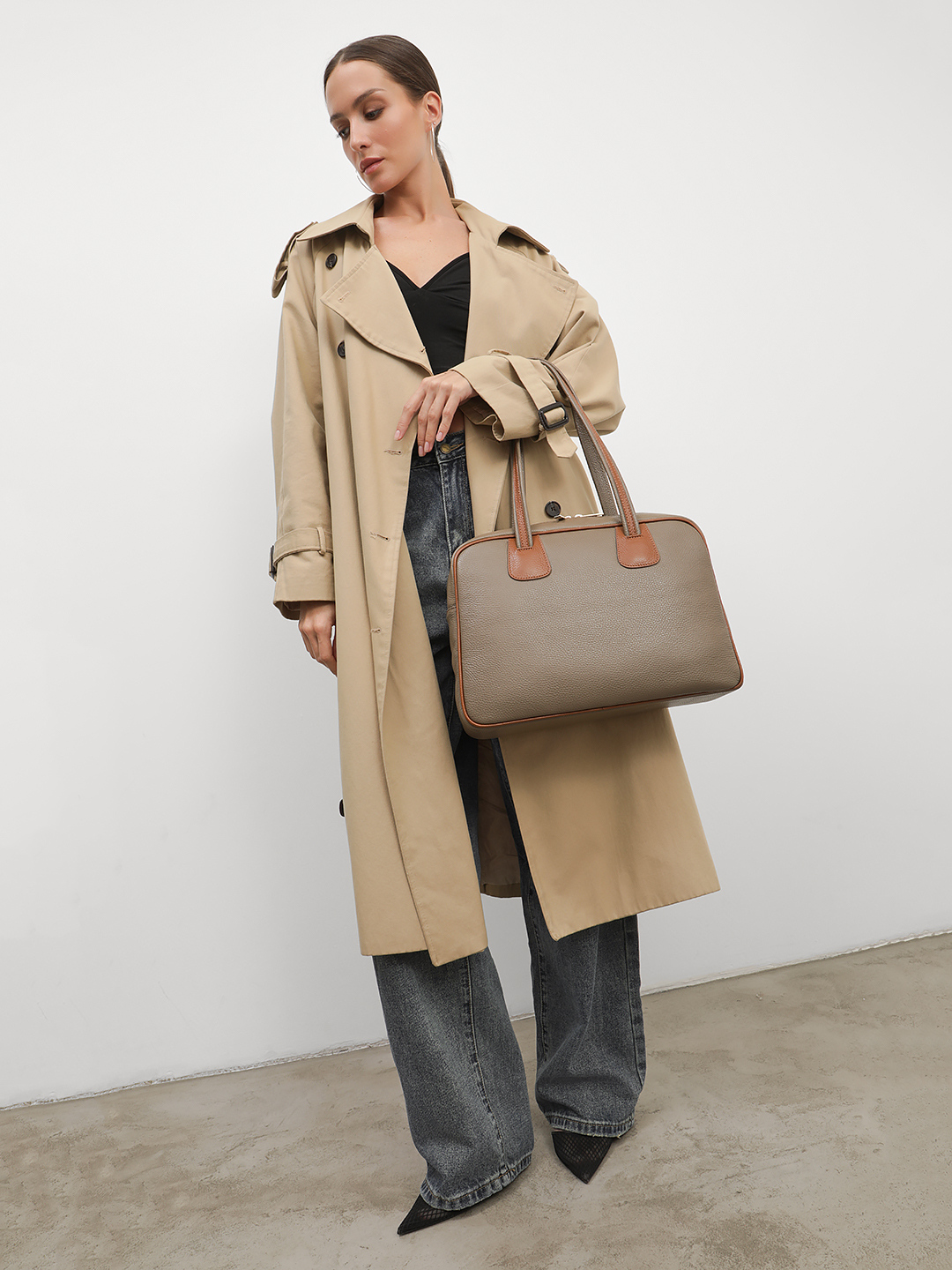 Сумка в размере L с золотистой фурнитурой от FOLLE оттенка тауп