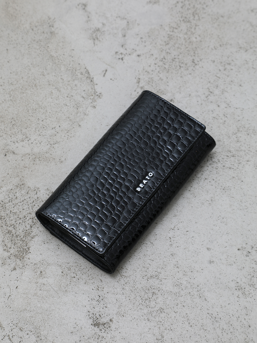 Прямоугольный кошелёк с тиснением под крокодила и логотипом Alessandro Beato в чёрном цвете