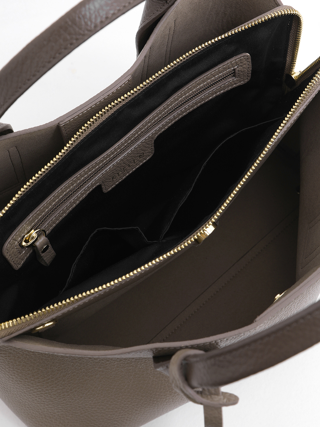 Классическая сумка со съёмным фирменным брелоком от KELLEN в цвете тауп