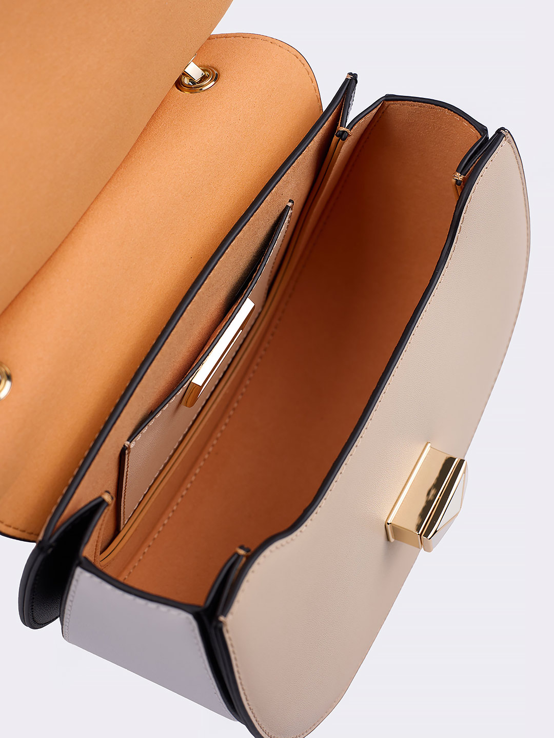 Небольшая сумка полукруглой формы с поворотным замком на фирменной пряжке от Cromia из бежевой и белой кожи