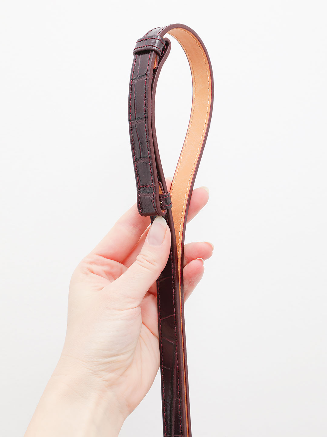 Женский ремень от FOLLE из натуральной кожи под крокодила бордового цвета