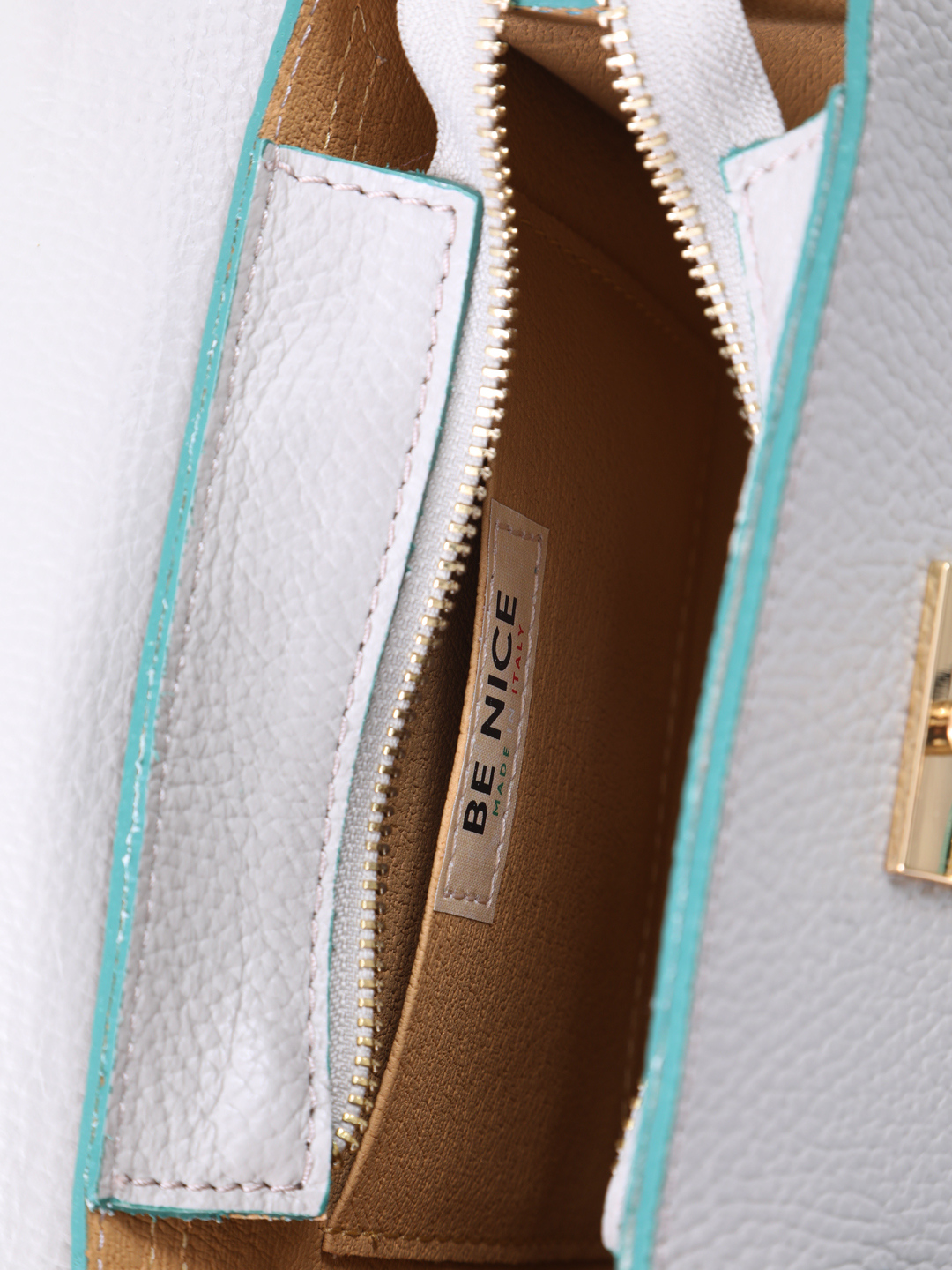 Сэтчел с золотистой поворотной фурнитурой и отделкой из кожи изумрудного цвета от Be Nice