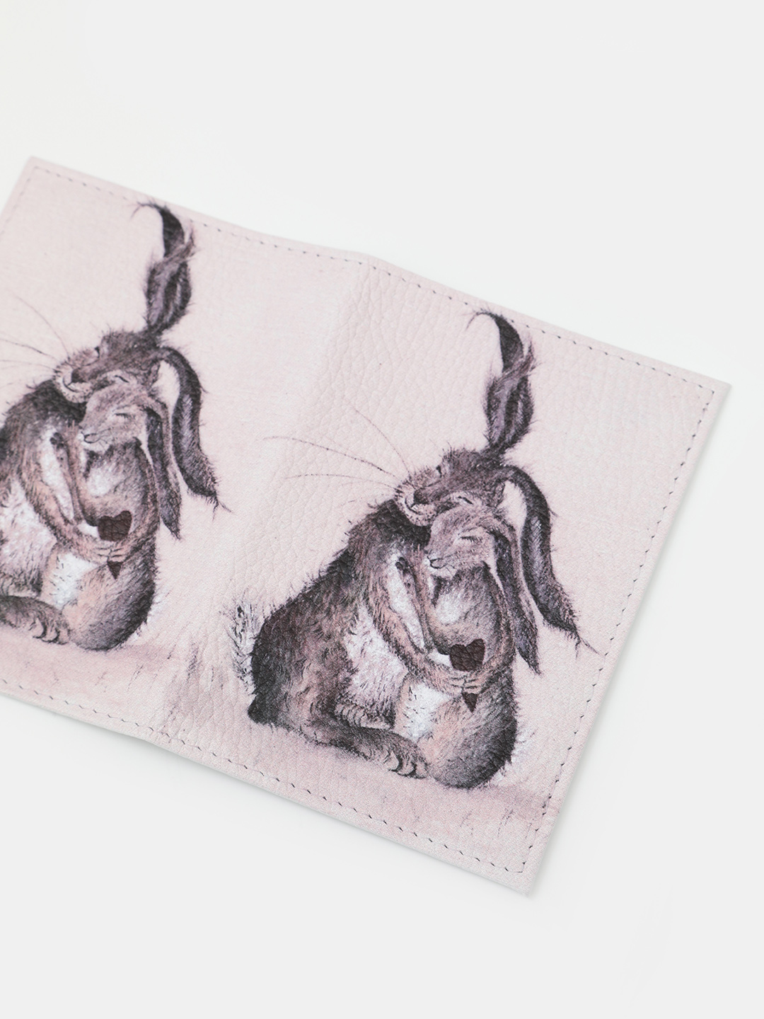 Обложка для паспорта от Alessandro Beato влюблённые зайцы